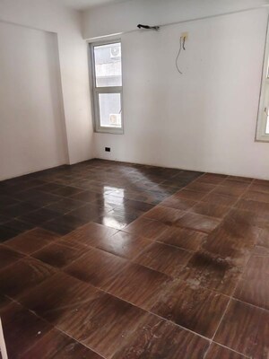 Room in 5 BHK Apartment at Vaishnodevi Circle – for Sale