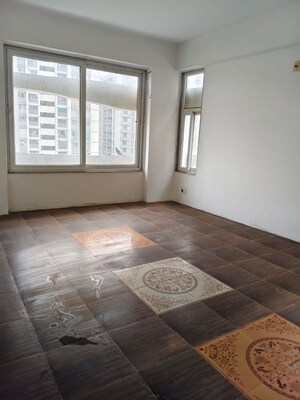 Room in 5 BHK Apartment at Vaishnodevi Circle – for Sale