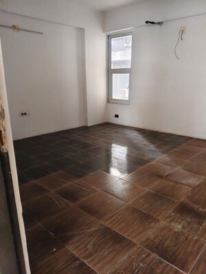 Room in 5 BHK Apartment at Vaishnodevi Circle – for Sale