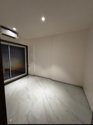 Room in 3 BHK Apartment at Kabra Garnet, Malad West – for Rent