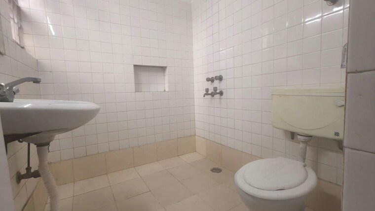 Bathroom, vasant kunj 3 Bedroom 1700 Sq.Ft. Apartment In Vasant Kunj Delhi 10520881