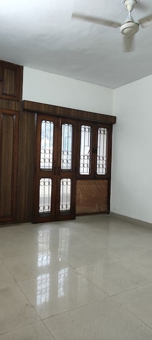 Room in 3 BHK Apartment at Vasant Kunj – for Sale
