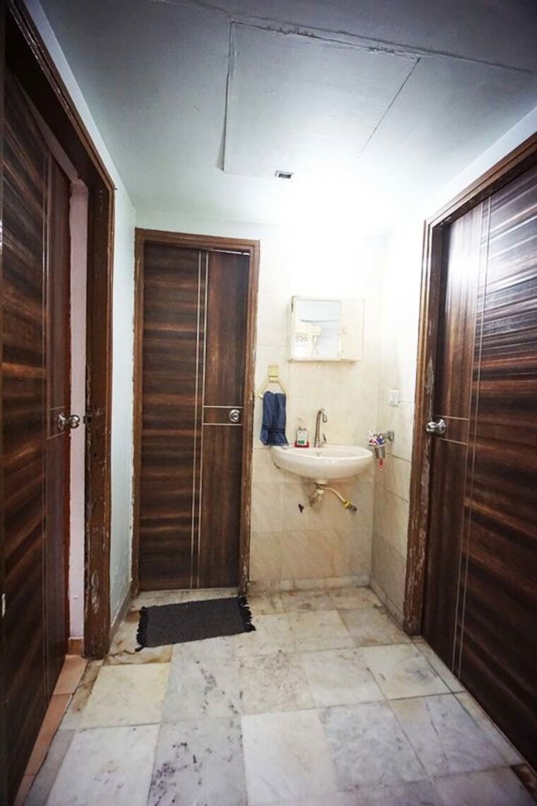 Bathroom, satellite 3 Bedroom 184 Sq.Yd. Apartment In Satellite Ahmedabad 10520910