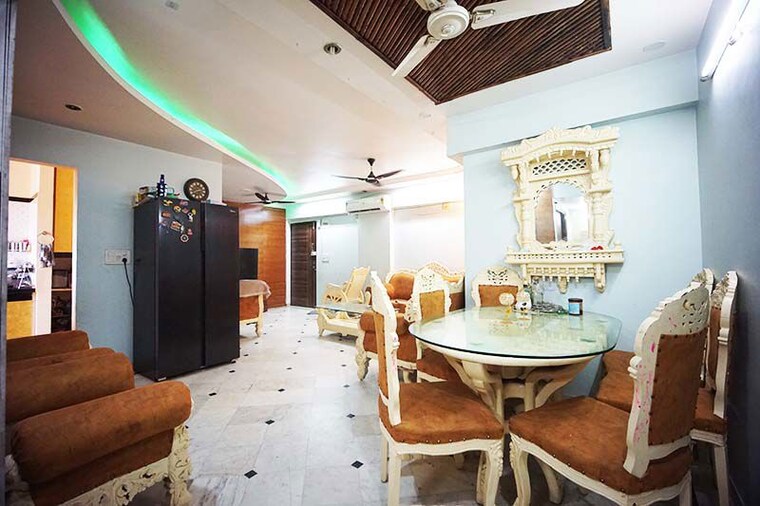 Living Room, satellite 3 Bedroom 184 Sq.Yd. Apartment In Satellite Ahmedabad 10520910