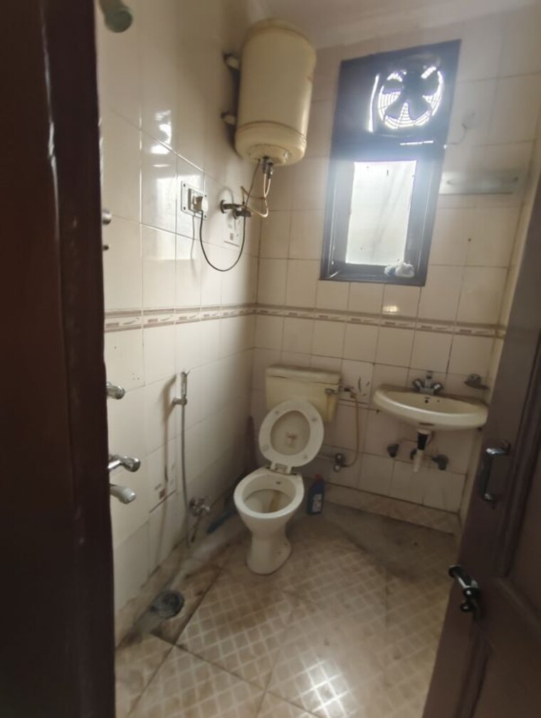 Bathroom, malviya nagar 2 Bedroom 100 Sq.Yd. Builder Floor In Malviya Nagar Delhi 10520919