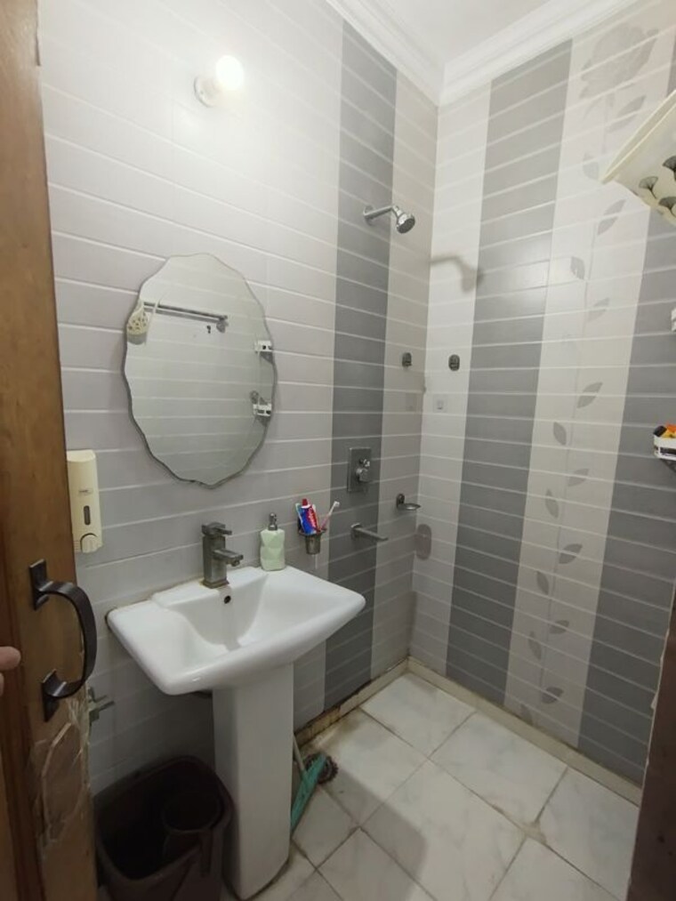 Bathroom, malviya nagar 2 Bedroom 100 Sq.Yd. Builder Floor In Malviya Nagar Delhi 10520934