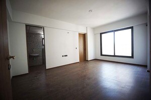 Room in 4 BHK Apartment at Shela – for Sale
