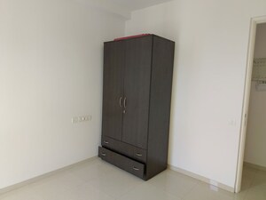 Room in 2 BHK Apartment at Hiranandani Fortune City, New Panvel – for Rent