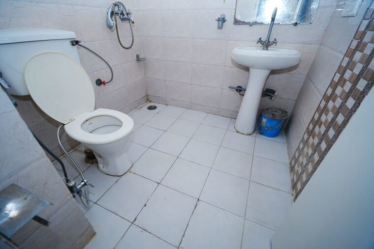Bathroom, gaur-city-2-11th-avenue 2 Bedroom 1010 Sq.Ft. Apartment In Sector 16c Greater Noida Greater Noida 10520955