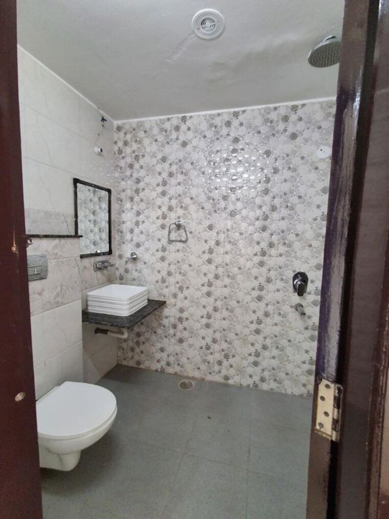 Bathroom, sector 23 3 Bedroom 1600 Sq.Ft. Builder Floor In Sector 23 Gurgaon 10521030