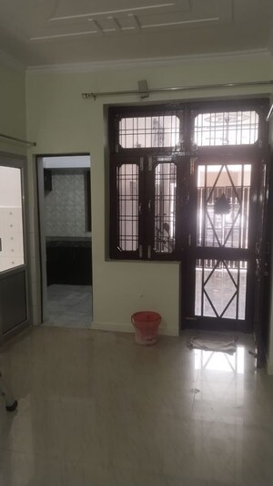 Room in 2 BHK Builder Floor at Gomti Nagar – for Rent
