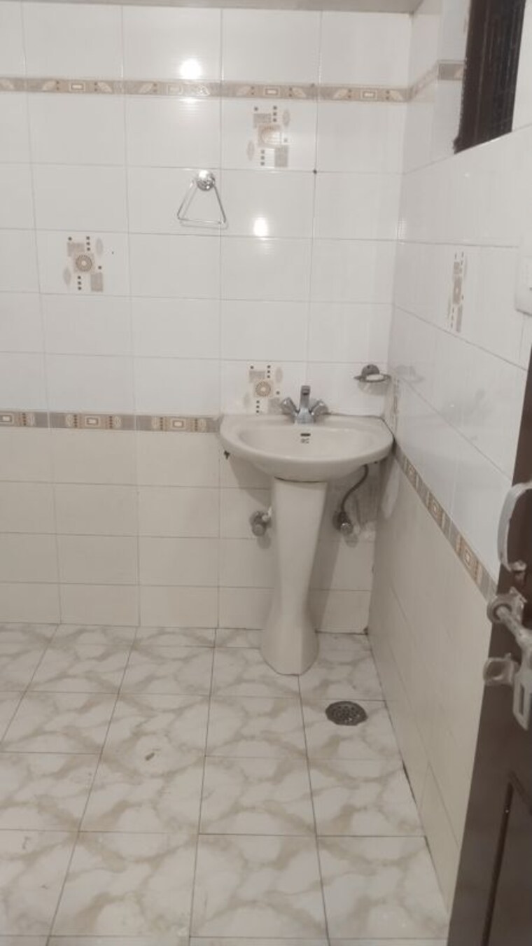 Bathroom, gomti nagar 2 Bedroom 1200 Sq.Ft. Builder Floor In Gomti Nagar Lucknow 10521140