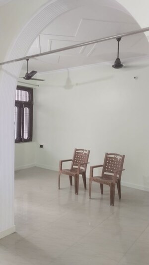 Room in 2 BHK Builder Floor at Gomti Nagar – for Rent
