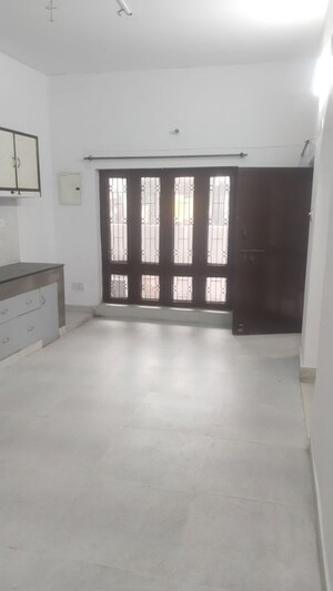 Room in 2 BHK Builder Floor at Gomti Nagar – for Rent
