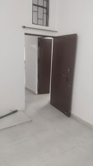 Room in 2 BHK Builder Floor at Gomti Nagar – for Rent