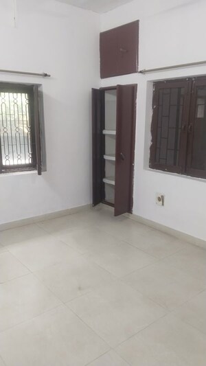 Room in 2 BHK Builder Floor at Gomti Nagar – for Rent