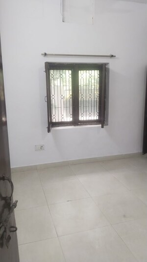 Room in 2 BHK Builder Floor at Gomti Nagar – for Rent