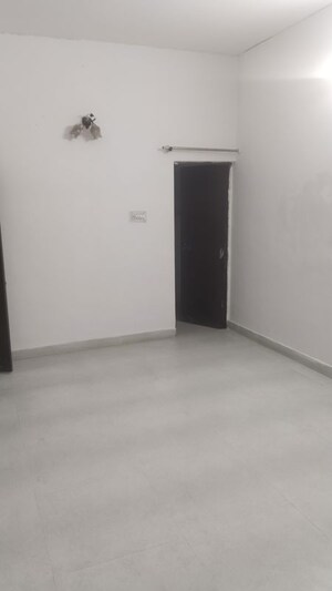 Room in 2 BHK Builder Floor at Gomti Nagar – for Rent