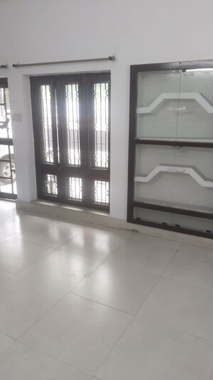 Room in 2 BHK Builder Floor at Gomti Nagar – for Rent