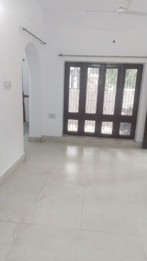 Room in 2 BHK Builder Floor at Gomti Nagar – for Rent