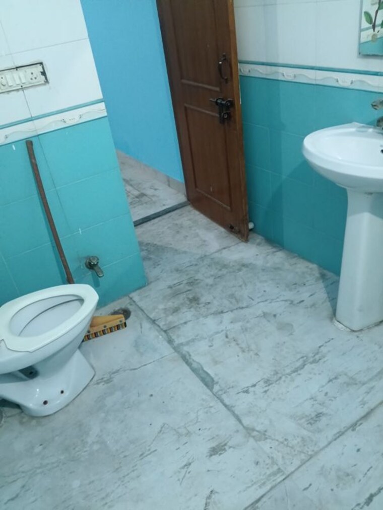Bathroom, rwa-apartments-sector-26 2 Bedroom 1000 Sq.Ft. Builder Floor In Sector 26 Noida 10521154