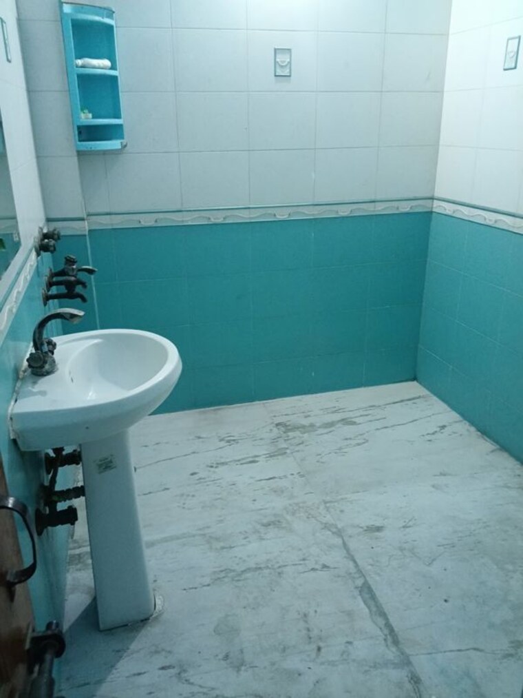 Bathroom, rwa-apartments-sector-26 2 Bedroom 1000 Sq.Ft. Builder Floor In Sector 26 Noida 10521154