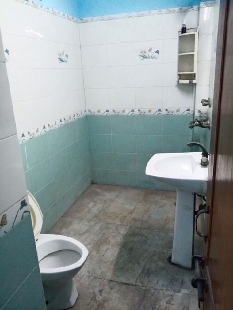 Bathroom, rwa-apartments-sector-26 2 Bedroom 1000 Sq.Ft. Builder Floor In Sector 26 Noida 10521154