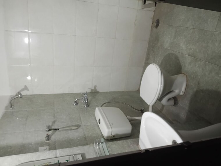 Bathroom, nirala-estate 3.5 Bedroom 1760 Sq.Ft. Apartment In Tech Zone 4 Greater Noida Greater Noida 10521336