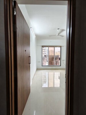 Room in 2.5 BHK Apartment at Babhai Naka – for Rent