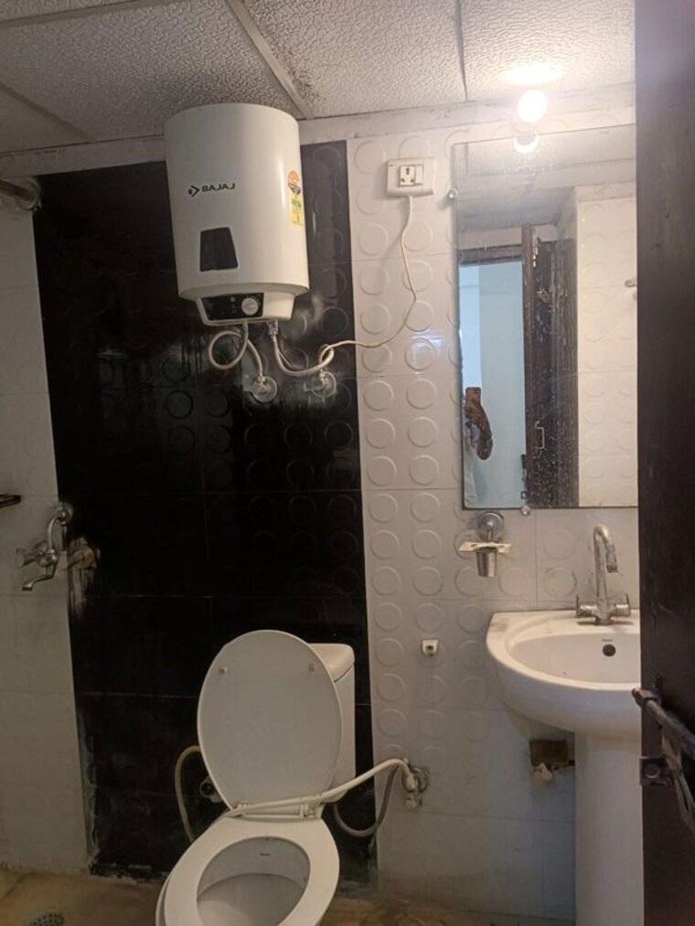 Bathroom, aims-golf-city 2 Bedroom 950 Sq.Ft. Apartment In Sector 75 Noida 10521409