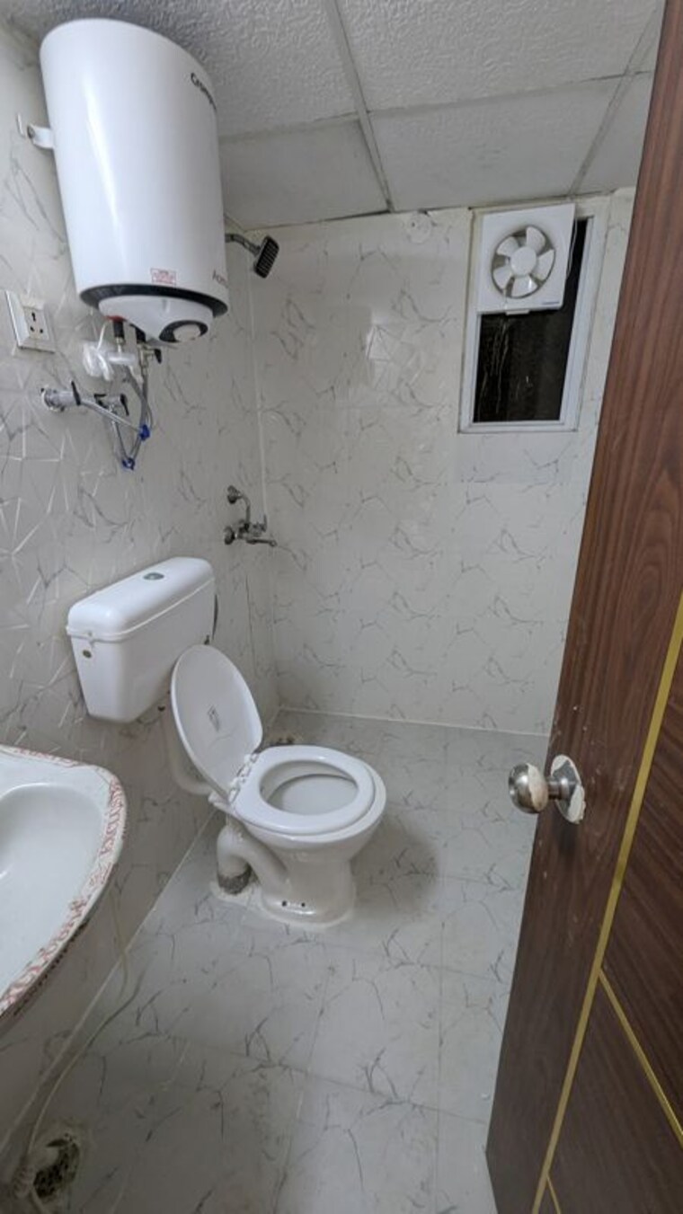 Bathroom, signature-global-proxima-phase-2 2 Bedroom 65 Sq.Yd. Apartment In Sector 89 Gurgaon 10521339