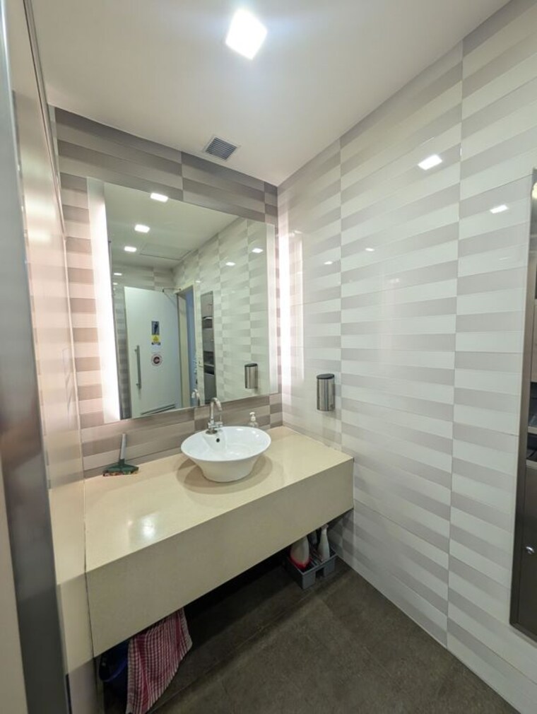 Bathroom, bussa-industrial-estate-lower-parel Commercial Office Space 1570 Sq.Ft. In Lower Parel Mumbai 10521436