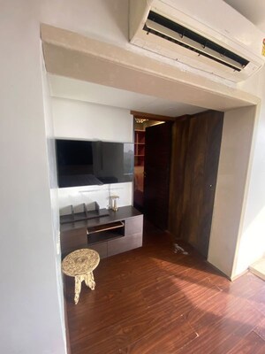 Room in 2 BHK Apartment at Versova – for Rent