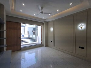 Room in 3 BHK Builder Floor at Sector 21 – for Rent