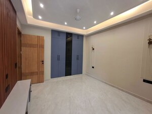 Room in 3 BHK Builder Floor at Sector 21 – for Rent