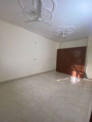 Room in 3 BHK Builder Floor at Swaran Nagri, Sector 31 – for Rent
