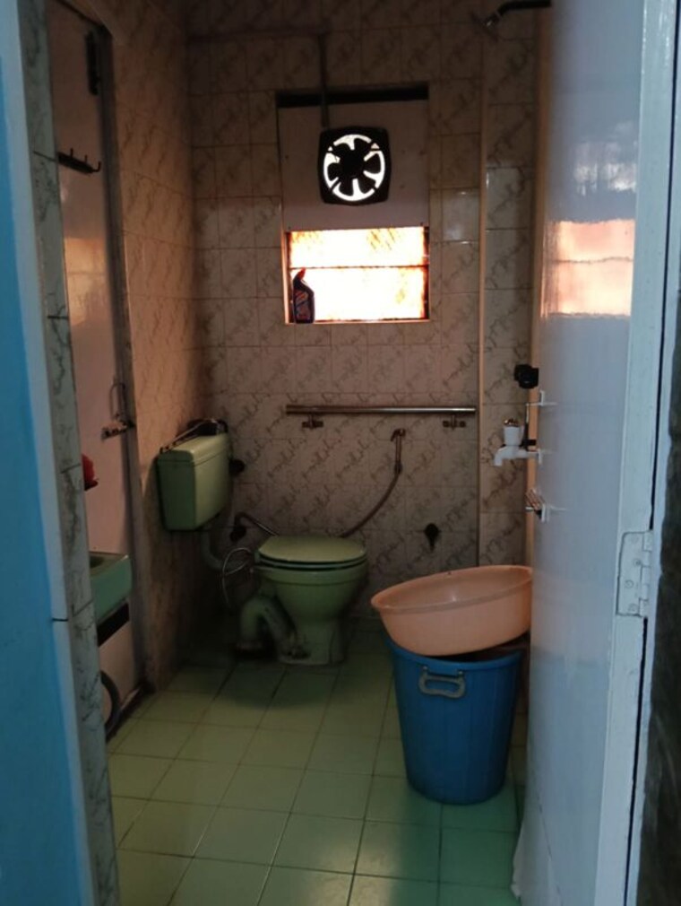 Bathroom, naraina 3 Bedroom 125 Sq.Yd. Builder Floor In Naraina Delhi 10521634