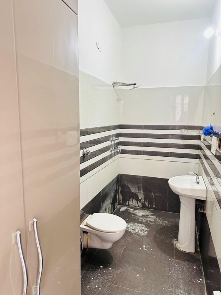 Washroom, sunshine-enclave 3 Bedroom 1500 Sq.Ft. Apartment In Vip Road Zirakpur 10521845