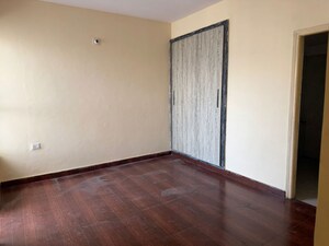 Room in 3 BHK Apartment at Mapsko Paradise, Sector 83 – for Rent