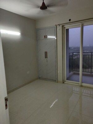 Room in 3 BHK Apartment at Eldeco Live By The Greens, Sector 150 – for Rent