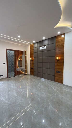 Room in 5 BHK Apartment at Patiala Road – for Rent
