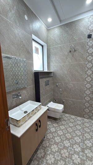 Bathroom in 5 BHK Apartment at Patiala Road – for Rent