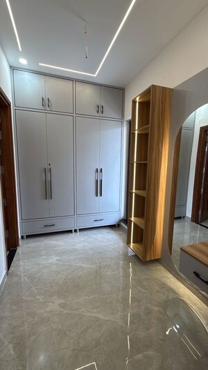 Room in 5 BHK Apartment at Patiala Road – for Rent