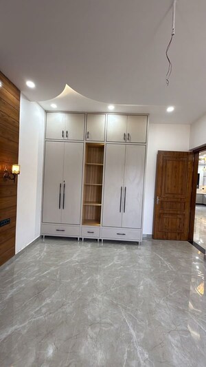 Room in 5 BHK Apartment at Patiala Road – for Rent
