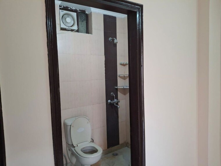 Bathroom, sector 22 3 Bedroom 1300 Sq.Ft. Builder Floor In Sector 22 Gurgaon 10521932