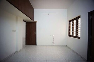 Room in 4 BHK Apartment at Hathijan – for Sale