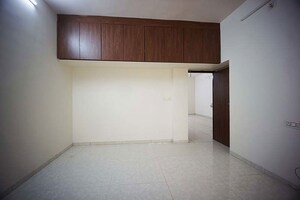 Room in 4 BHK Apartment at Hathijan – for Sale