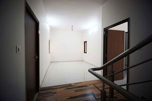 Room in 4 BHK Apartment at Hathijan – for Sale