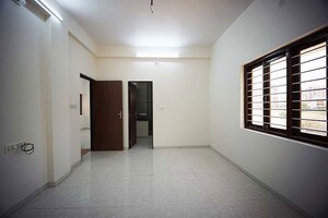 Room in 4 BHK Apartment at Hathijan – for Sale