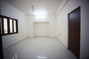 Room in 4 BHK Apartment at Hathijan – for Sale